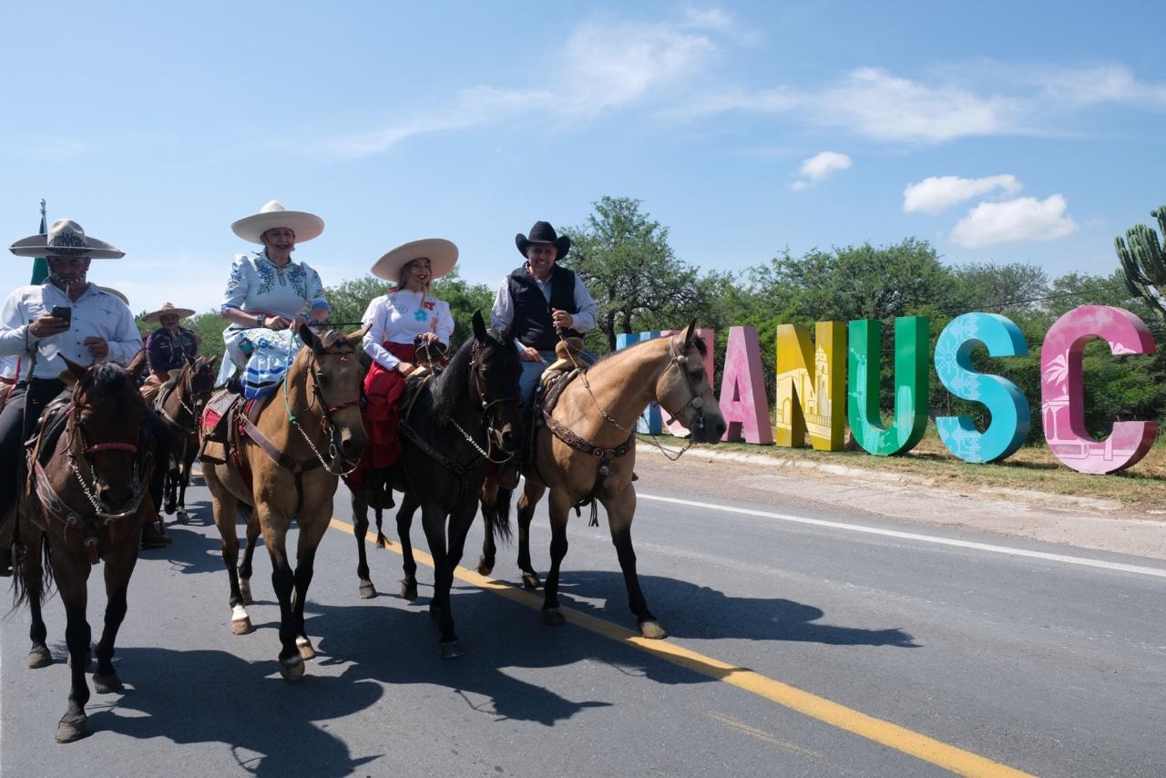 El presidente municipal de Jerez, Rodrigo Ureño Bañuelos, participó en la tradicional cabalgata de la Feria Regional de Huanusco