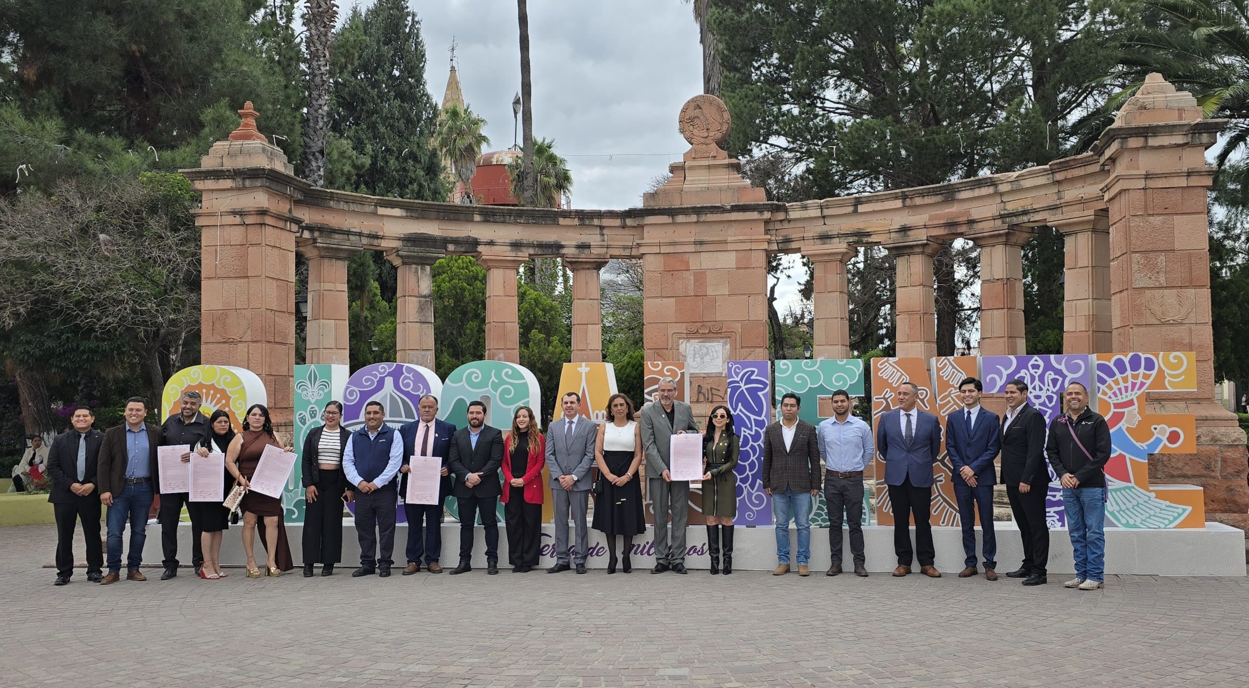 El Secretario de Gobierno, Samuel Berumen de la Torre, estuvo presente en la ciudad de Ojocaliente, donde participó en la firma del convenio de hermanamiento entre los municipios de Ojocaliente, Pinos, Calera y Jerez.
