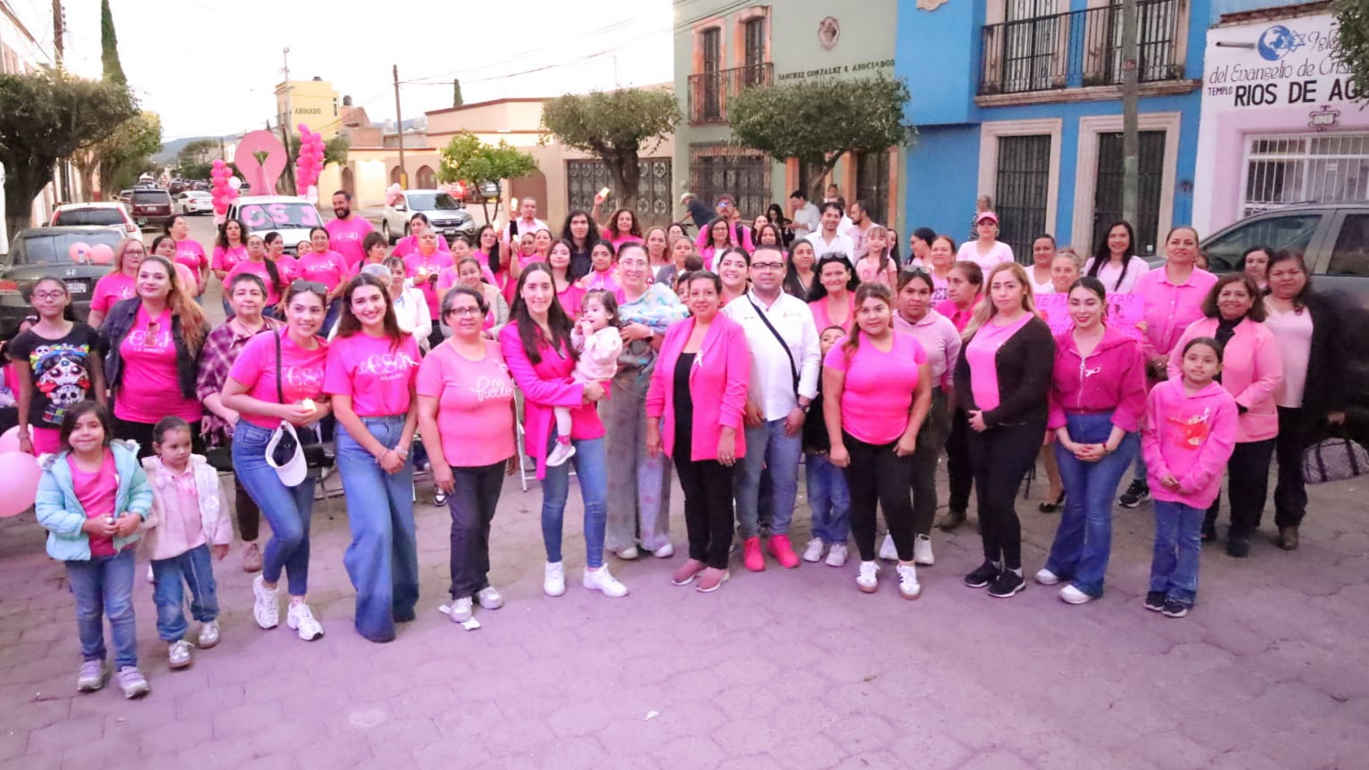CON MARCHA E ILUMINADO ROSA EL DIF JEREZ CONMEMORA DÍA MUNDIAL DE LUCHA CONTRA EL CÁNCER DE MAMA