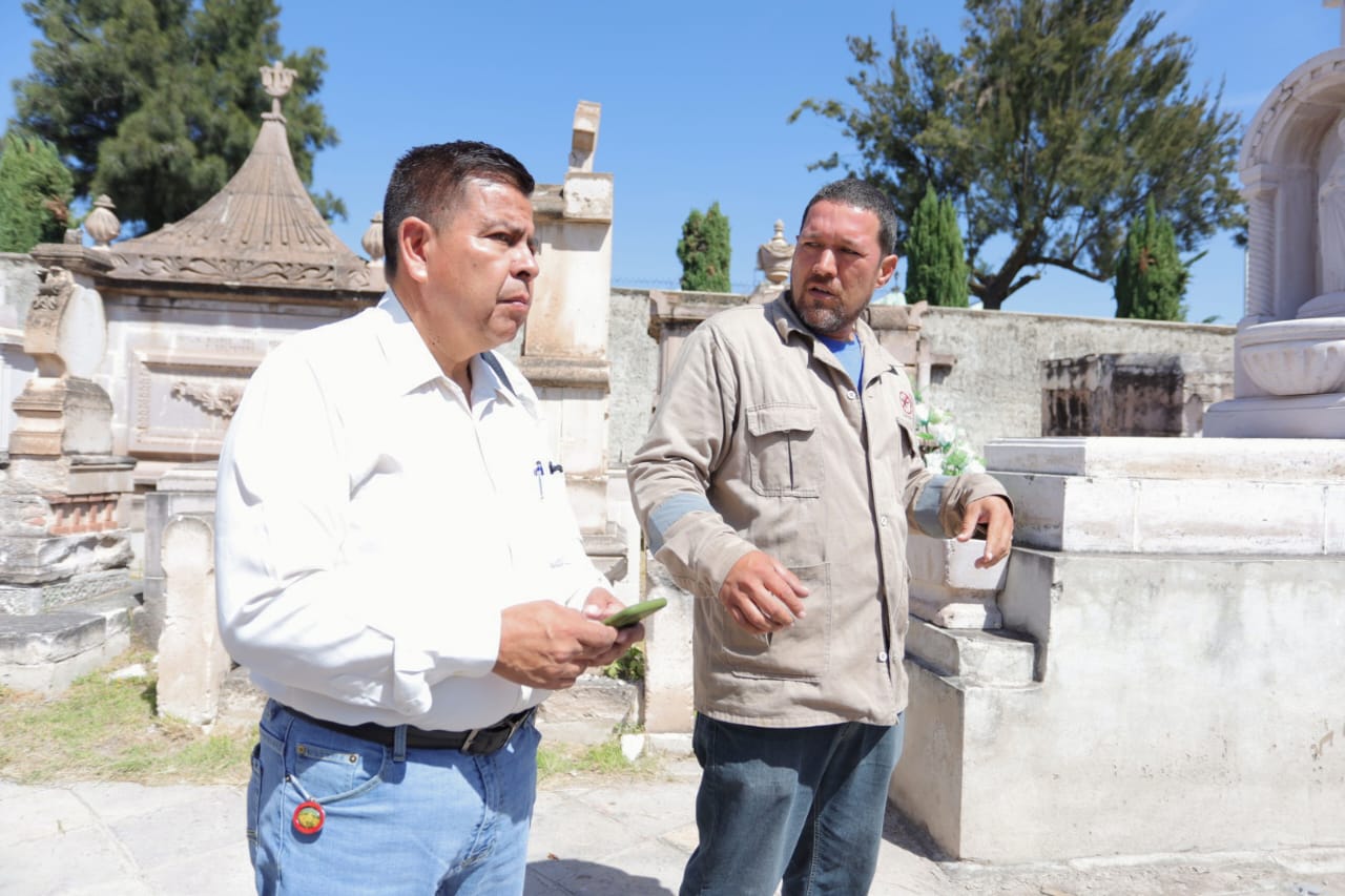 GOBIERNO DE JEREZ REFUERZA ACCIONES DE FUMIGACIÓN EN PANTEONES POR FESTIVIDADES DE DÍA DE MUERTOS