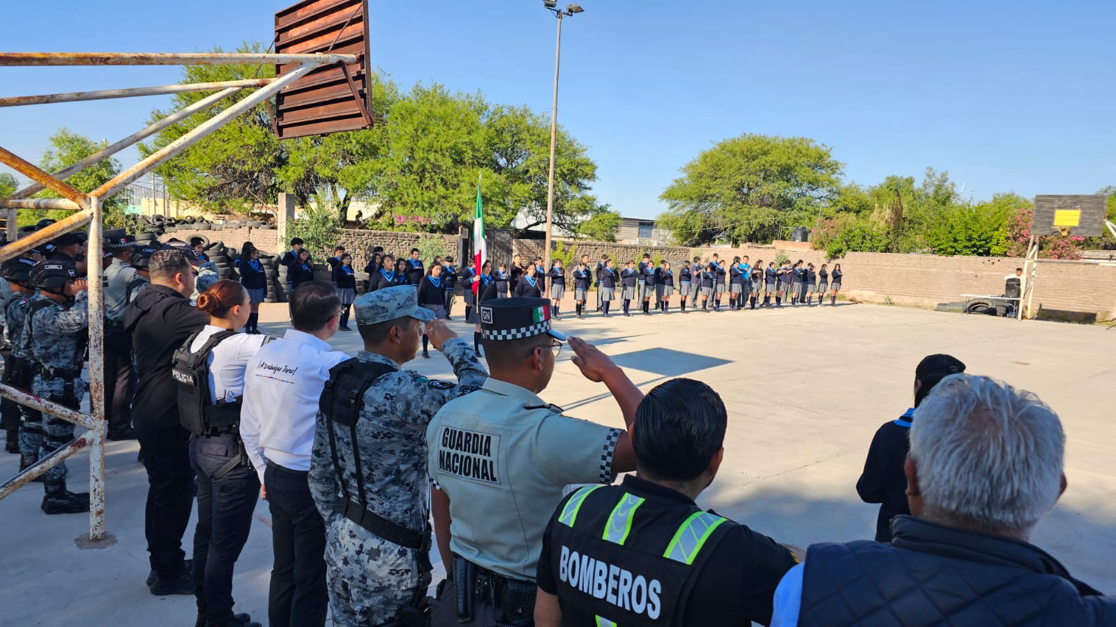 PARTICIPA GOBIERNO MUNICIPAL EN ACTO CÍVICO Y ATIENDE SOLICITUDES ESCOLARES