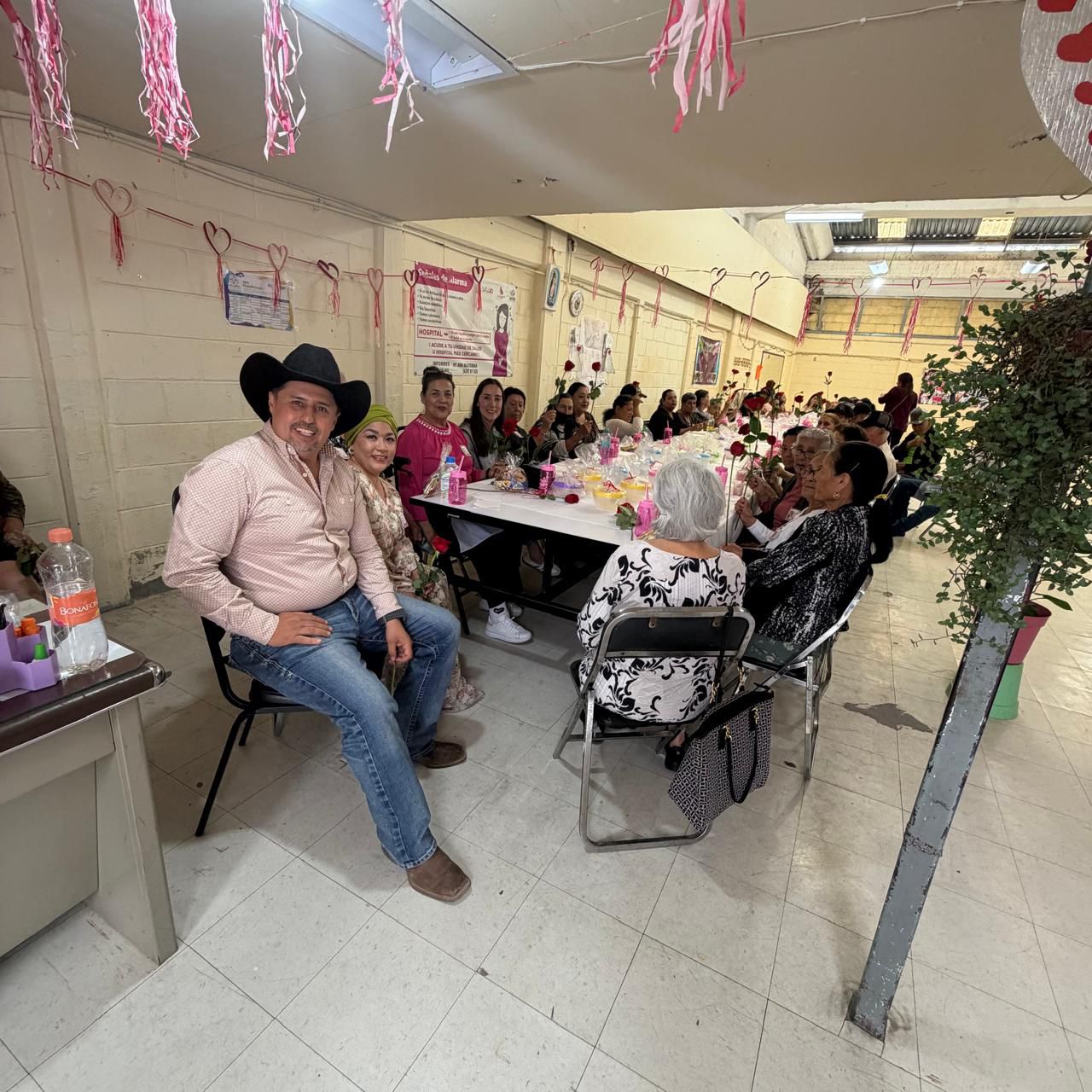 El Alcalde Rodrigo Ureño y la Presidenta Honorífica del DIF de Jerez, Estefana Casas, celebraron el Día de las Madres con el Club de la Tercera Edad del Centro de Desarrollo Comunitario (CDC) de la colonia Guadalupe